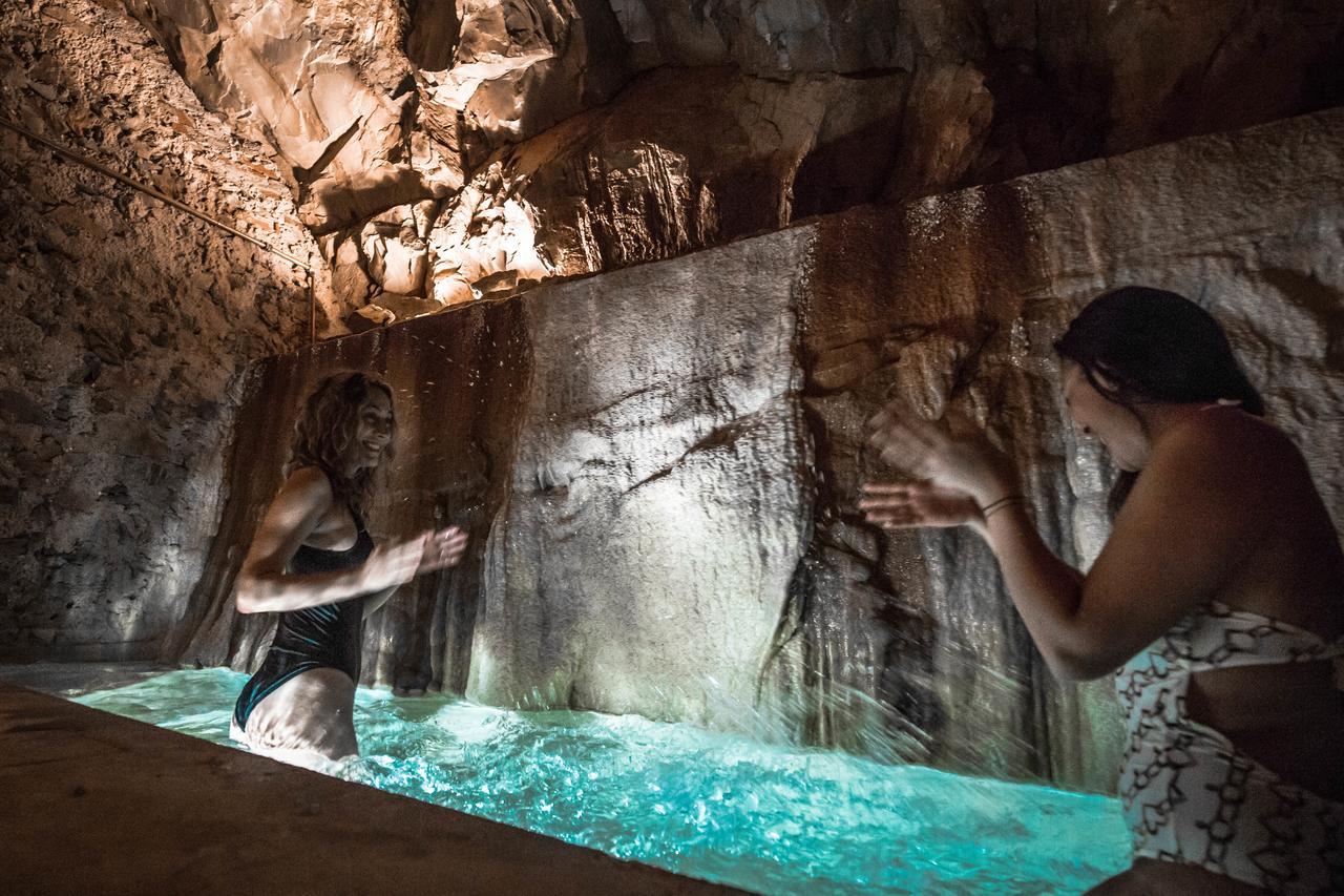 Bagni Di Pisa Palace & Thermal Spa - The Leading Hotels Of The World San Giuliano Terme Exterior photo Visitors at the Grotta Bianca